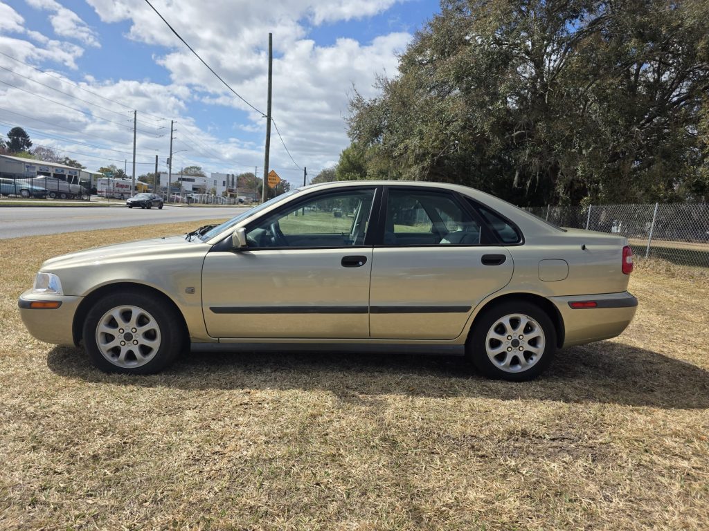 2001 VOLVO S40    SEDAN