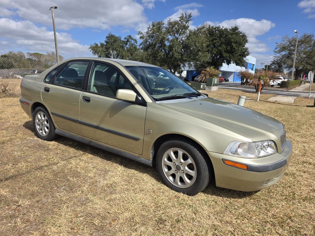 2001 VOLVO S40    SEDAN