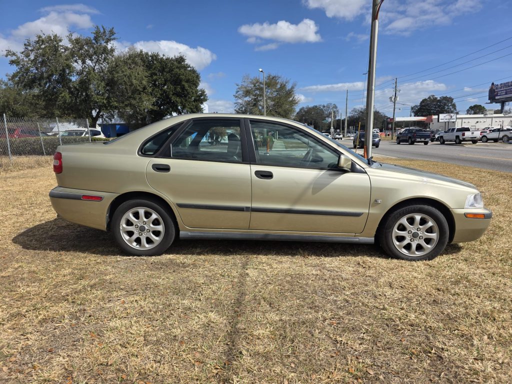2001 VOLVO S40    SEDAN